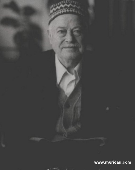 “Haseben ve neseben bütün evlatlarıma on iki tarikten ders vermeye ve halaka-yı zikir yaptırmaya, halkı ikaz ve irşad etmeye Hazreti Rasul-i Ekrem (s.a.s) Efendimizden izin aldım.” buyururdu.

Çok mütevazı idi. Yaşlılık döneminde dahi misafirlerine kendi hizmet eder, tasavvufî hayatı, yaşantısı ile kalplere işlerdi.

“Evladım toprak olarak kimse, kimseden üstün değildir.”

Her anı Allah’ı (c.c) zikir ile geçerdi. Manevî hallerini maharetle gizler ve “Hz. Allah’ın (c.c) Settâr ismine büründüm” buyururlardı. Halk içinde Hakk (c.c) ile olmayı telkin ederdi.