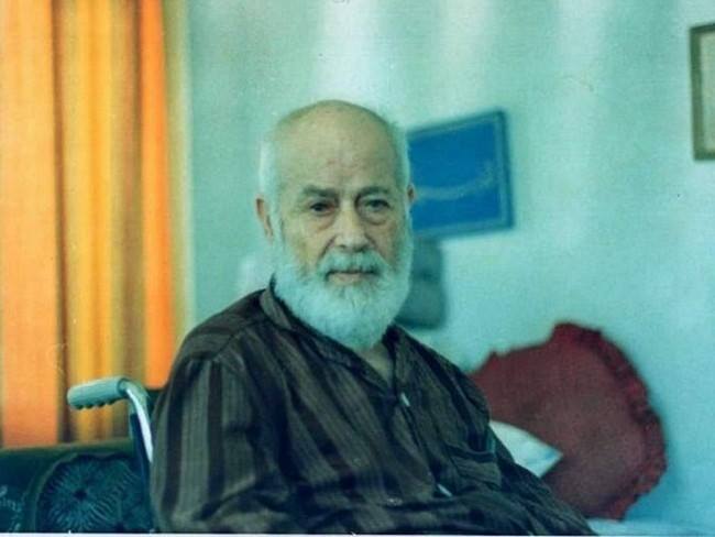 Ahlakı son derece yumuşaktı. Uzaktan baktığında sert mizaçlı, celal meşrep bir insan zannedilirdi, ama yanına sokuldukça, onunla oldukça şefkatli, pamuk yığını şeker bir adam denirdi. Hiç kaba davranışı yoktu. Çok nezaket ehli olması münasebetiyle hassastı, küçük büyük ayırt etmez hassas davranırdı. İnsanlara bir şeyler anlatabilmek için ilahi bir ölçüsü vardı.

“İnsanlarla bütünleşmek, ters düşmemek için onlardan biri gibi olacaksın ki adam seni kabul etsin. Farklı kılık kıyafetlerle toplumun içine girersen o insan seni dinler mi? Seninle beraber olur mu? Sana ona göre not verirler.”

Böylece nice sarhoşları, kumarbazları yola getirmiştir. Sokaktan perişan kılıklı garipleri evine getirir, onlara ikramlarda bulunur gönüllerini hoş ederdi.