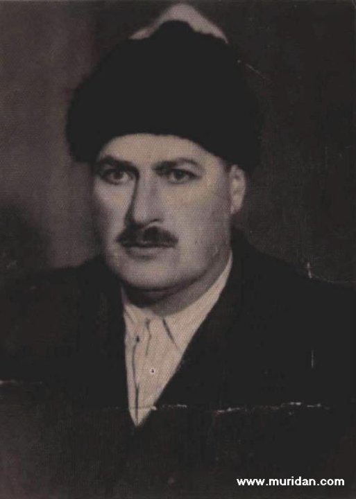 Derslerimize, günlük zikirlerimize devam edelim, ölüm var ahiret var, son nefes tehlikesi, kabir azabı, daha kötüsü mahşer, cennet, cehennem, bunlar hepsi hak. Görüyorsunuz camilerde vakit vakit cenazeler bizim gibi insan evladı, mal mülk sahipleri getiriliyor, er kişi namazına, er kişi niyetine kadın kişi niyetine diye allahuekber diye namazlarımız kılınıyor bir gün bizleri de o musallaya çıkaracaklar bu dünya fanidir gelip geçicidir bekası vefası yoktur ne servetinin ne hayatının ne şunun ne bunun bir devamı bekası yoktur kimseye kalmış değildir. Hz. Adem’den bu zamana kadar ne enbiyası ne evliyası ne zengini ne kumandanı ne padişahı hiç kimseye kalmış değildir yinede kalmayacak bizde burayı bir gün ister istemez terk edeceğiz. Bura geçici fani bir yerdir, ahiret evine imana çalışmak lazım bununda en büyük kazancı gerek ayetle gerek hadislerle gerek evliya ulemanın kelamı ile sabittir, en büyük faydası bizi azaptan kurtaracak kalbimizi temizleyecek, Hakka ulaştıracak, nefsi şeytanı mağlup edecek Allah’ın c.c. zikri tevhididir.  La ilahe illallah zikrine, ismi celal, Kur-an, salavat, istiğfara devam etmemiz lazım. Allah c.c. nasip etmiş en yüksek en ala kuvvetli bir tarikten ders almışız ve söz vermişiz bize söz vermediniz ta Resulullah Efendimize kadar bu zincir oraya kadar gidiyor, Cenabı Hakka kadar söz verdiniz. 24 saatte bir defa derslerinizi 33’er 100’er ne ise okumayı vaad ettiniz bunu yapmazsanız çok büyük zarara uğrarsınız ve bazı kitaplarda evliyalar yazıyorlar tevbe-i telkin alıp ders alıp da derslerini terk edenlerin manen batının suretleri arkasına döneceğini. Arkasına döner diyor, diyorlar büyük zarar büyük tehlike çünkü Lailahe illallah, Allah zikrine devam edipte dağın tepesine çıkmış oradan bu zikri dilinden bırakmak demek dağın tepesinden aşağı düşüp de paramparça paramparça olmak gibidir. Onun için tevbe istiğfar edin, derslerini tembellik edip veyahut nefsine şeytana uyup terk edenler varsa derslerinize devam edin derslerinizi bırakmayın.