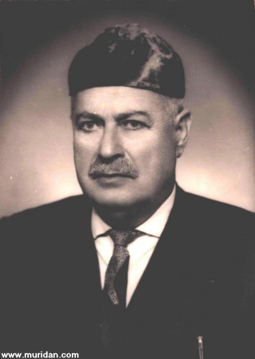 Allah’ın zikrine toplantıya da devam edin toplantı zikrinin fazileti pek çok cenabı peygamber s.a.v. halaka-i zikir, zikir meclisleri cennet bahçelerinden bir bahçedir, uğrarsanız meyvelerinden istifade edin diye buyurmuştur. Sonra bir zaman gelir ki bir defa daha “Lailahe illallah” diyeyim dersin de ele geçmez, bu dil söylemez olacak bu göz görmez olacak bu el tutmaz olacak bu ayak yürümez bir hal alacak böyle bu hal gelecek bir gün o zaman eyvah eyvah bu kadar ömrümüz var geçti boş geçti de Rabbimizi zikretmedik Rabbimize ibadet etmedik diye nedametler duyacağız. Önümüzde büyük tehlikeler var onun için söz verdik vaad ettik kendi saadetimiz için derslerimize muntazaman aksatmadan devam edelim ki feyzimiz kesilmeye. Bakın şuraya elektrik cereyanı geliyor yoldaki ana hatta bağlanmış da belediyeye her gün her ay ne ise parasını veriyoruz da cereyan geliyor, bağlanmasa cereyan gelmediği gibi ve bu cereyanında ücretini vermediğimiz gibi cereyanı kesiyorlar karanlıkta kalıyoruz. Manevi cereyanda Resulullah s.a.v. efendimizden geliyor oraya söz verdik, oraya bağlandık bağlanmazsak cereyan alamadığımız gibi ve onun ücreti olan yevmi derslerimizi de yapmazsak belediyenin parası vermeyip de cereyan kesildiği gibi manevi feyiz cereyanı kesildi mi zulümatta karanlıkta kalırız, şeytan bize daha ziyade tasallut eder yaklaşır, derken bütün bütün zikirden ibadetten uzak kalırız sonra bütün tehlikeye hüsrana büyük zarara uğrarız, Ayık kalın, uyanık olalım derslerimize devam edelim, bırakmışsak yapmamışsak tevbe edelim zikrimize tarikimize yolumuza hüsnü salatla hüsnü amelle çalışalım hatta başka tariklere başka şeyhlere de dönmeyelim söz verdiğimiz yolda tarik de sebat edelim hatta şeyhimiz dünyasını, dünyamızı değişsek bile evvela Allah’ın izni ile yine hayattaki gibi maneviyatta da ölüm anında da yine feyziyab ve himmet alabilirsiniz.
