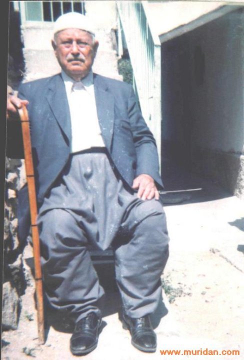 Dünyanın zevkine bu fani hayata bütün bütün aldanıp da yine Allah’ın c.c. zikrinden ibadetinden geri kalmayın ihmal etmeyin sonra çok nedamet çok pişman olacaksınız geçen bir kitap da okudum Resulullah s.a.v. efendimiz bir hadis şerifte diyor ki “Kabirlerdeki azap çeken mevtaları, rahatta olan mevtaları size ben Cenab-ı Hakka rica eder gösteririm amma göstersem korktum ki korkarım ki ölüleri götürüp gömmeyesiniz” oraya yani o kadar o kabristanda şimdi yatan mevtaların hele Allah c.c. bide gözlerimizi açsa orda ki hali gösterse dayanamayız onlar kabirde ne azaplar çekiyor herkes yaptığı hatanın miktarınca orada azaptalar, dünyada ömrünü iyi geçirenler de orada rahatta zevkü sefadalar. Onların bazılarının kabri cennet bahçesi gibi rahattalar bir çokları da azabı elime giriftar olmuş akşam sabah azap çekiyorlar feryatları asumana çıkıyor. Onun için ayık olalım Allah c.c. ve kitabında peygamber hadisinde ne haber vermişse hepsi haktır ve olacaktır, uyanalım ayık olalım, nefse şeytana dünyaya aldanıp da Allah’ın c.c. ibadetinden zikrinden fikrinden geri kalmayalım elimizden geldiği kadar meşru olan hem dünyamıza çalışalım hem de ahretimize çalışalım ki orada büyük azaba büyük tehlikeye düşmeyelim, saadete cennete cemala erelim yoksa sonra pişmanlık para etmez.