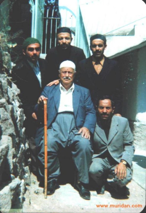Evladım! Dünya ve ahret saadeti ancak Allah’ı zikirdedir. Allah’ın zikrini yapanlar dünya ve ahret selamet ve saadetine ererler. Şeriatla tarikatla amel edenler muvaffak olurlar. Yolumuz, şeyhimiz, mürşitlerimiz, pirlerimiz büyük zatlardır. Kuvvetli bir yoldur. Büyük bir caddedir. Çalışan mahrum kalmaz, inşallah. Hem dünyada, hem ahrette. Yaramazların, bozguncuların anlattıklarına aldanmayın. Çatal kazık yere batmaz. Şâh Abdulkâdir Geylânî’den rucû‘ eden (dönen) mürit kolay, kolay felah bulmaz. Giderse kolay, kolay iflah olmaz… Siz bilmezsiniz, bu yolun birçok halleri var.  Sonra varlık ve benlik için değil de, evvel Allah’ın izniyle benim şeyhim 12 tarikten mezundur. 12 tarikten de bana izin vermiştir. Yani 12 tarikten irşada memurum. On başı, çavuş falan filan değil… 12 tarikten mezunum.