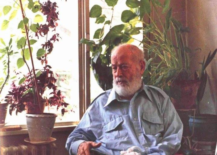 Hayri Baba Kaddesallahu Sırruh Hazretleri bir sohbetinde şöyle anlattı: Geçmiş zamanda Gavs-ul Âzam Abdulkâdir Geylânî Kaddesallahu Sırruh Hazretlerinin bir müridi seyahati esnasında yolu bir şehre uğrar.
Her nedense o şehir halkından derviş pek iltifat görmez hatta geceyi de o şehrin kab­ristanlığında geçirmek zorunda kalır. Bu duruma canı sıkılan derviş "Ben bu şehri alt üst etsem ne lazım gelir" der ve yanı başında bu­lunan bir mezar taşına sarılıp "Destur, himmet Ya Pirim Abdulkâdir Geylânî Kaddesallahu Sırruh " deyip mezar taşını sallamaya başlar. O zaman bütün şehir de sallanmaya başlar. Demek ki şehir boş değilmiş. O saatte o şe­hirde bulunan velilerden biri "Bu şehre ne oluyor" diye kendisini to­parlamaya çalışır ve bakar ki o şehrin kabristanlığında bir derviş mezar taşına sarılmış o taşı salladıkça şehir de sallanıyor. Dervişe bir te­veccüh eder. Bakar ki dervişte o şehri sallayacak kuvvet yok. O der­vişin şeyhine teveccüh eder. Şeyhinde de o kuvvet yok. Bir de ne görsün bizatihi şehri sallayan Abdulkâdir Geylânî Kaddesallahu Sırruh Hazretleri. Bu hali görünce alelacele şehrin kabristanlığına gider. Dervişi bulur. Ken­disinden Özür diler, gönlünü alır, evine getirip bizzat hizmetini yapıp kendisini o şehirden güzel bir şekilde uğurlar.
Yukarıda geçen olaydan bahsettikten sonra Hayri Baba Kaddesallahu Sırruh Hazretleri ko­nuyu bizimle alakalı bir hale getirerek "Oğlum, diyelim ki, beni her­hangi bir husus için çağırdınız. Ruhum ve manevi halim sizin o sı­kıntılı anınızda herhangi bir nedenle yardım edemedi. Kürklü Hacı Muhammed Baba Kaddesallahu Sırruh Hazretleri var ya! O yetişir. Diyelim ki o da herhangi bir nedenle gelmedi. Herkesçe malum maruf, meşhur Hacı Ömer Hüdai Baba Kaddesallahu Sırruh Hazretleri var ya! O gelir. Haydi, o da teşrif buyurmadı, büyük mürşid, Hıristiyanlara bile ululuğunu kabul ettirmiş Dede Osman Avni Baba Hazretleri var ya! O gelir. Haydi diyelim ki, o da hazır bulunamadı. Pir-i sani Abdurrahman Halis Talabani Hazretleri Allahın izniyle yetişir. Daha olmazsa tarikatın sahibi Gavsul Azam Abdûlkâdir Geylânî Kaddesallahu Sırruh Hazretleri gelir. Oğlum, bu böyledir." diye buyurdular.