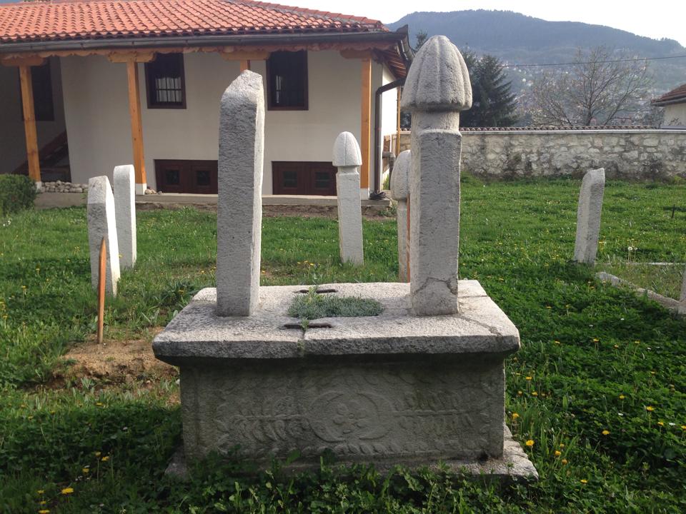 Bosna'da Kadiri Tekkesinin iç avlusu. Bir dönem burada hizmet etmiş büyükler şimdi iç avluda istirahatteler
