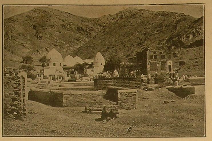 Mekke-i Mükerreme'de,bir zamanlar, Cennetu'l-mualla ve Hz. Hatice Vâlidemizin (r.a) türbesi. Sene 1315/1899. Suudîler Tarafından Yok Edildi.