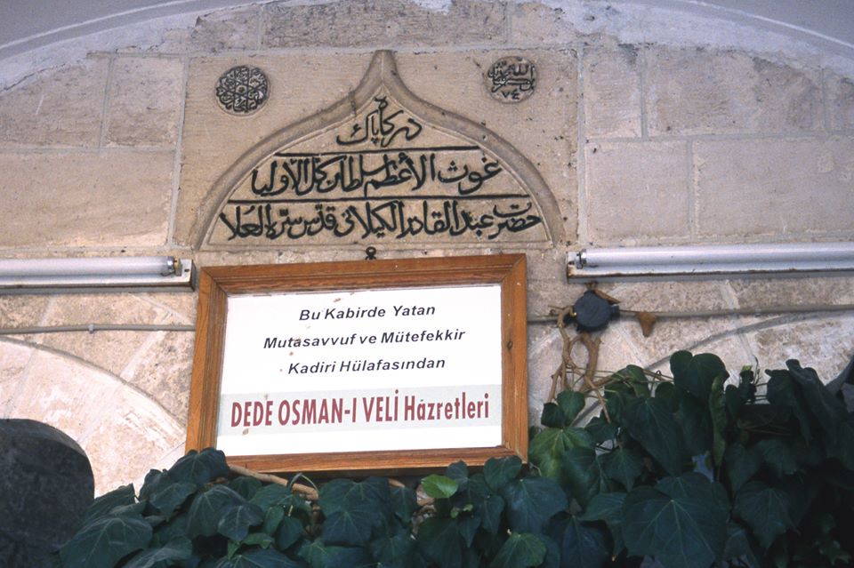 Urfa'da Meşâyih-i Kâdiriyye ve Ekrâdın meşâhirinden, Kâdiriyye'nin Hâlisiyye şubesinin müessisi Şeyh Abdurrahman Hâlis Et-Tâlebânî'nin (Vefatı: 1275/1858, Kabri Kerkük'teki dergâhındadır.) ecille-i Hulefâsından Hacı Osman Dede Efendi (K.S)'in kabri ve Dergâhı. Foto: Ertuğrul İnanç.