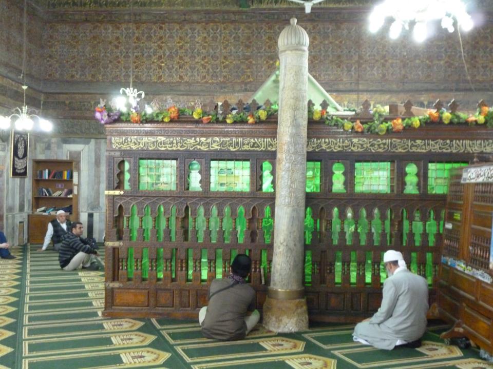 Mısır-Kahire'de İmam Eş-Şâfiî Türbesi ve Selahaddin Eyyubi'ye Ait Türbe''nin Direk/sütun Şeklindeki İnşâ Kitâbesi. Foto: Müfid Yüksel. 13.04.2013